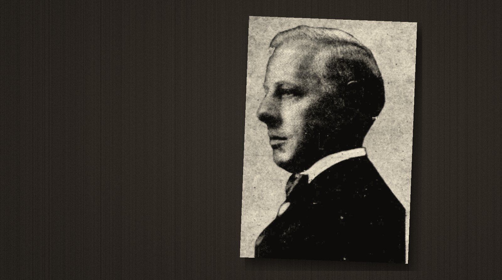 Coupure de presse de 1923 : portrait de profil de Jesse Livermore en costume, posée sur un bureau sombre